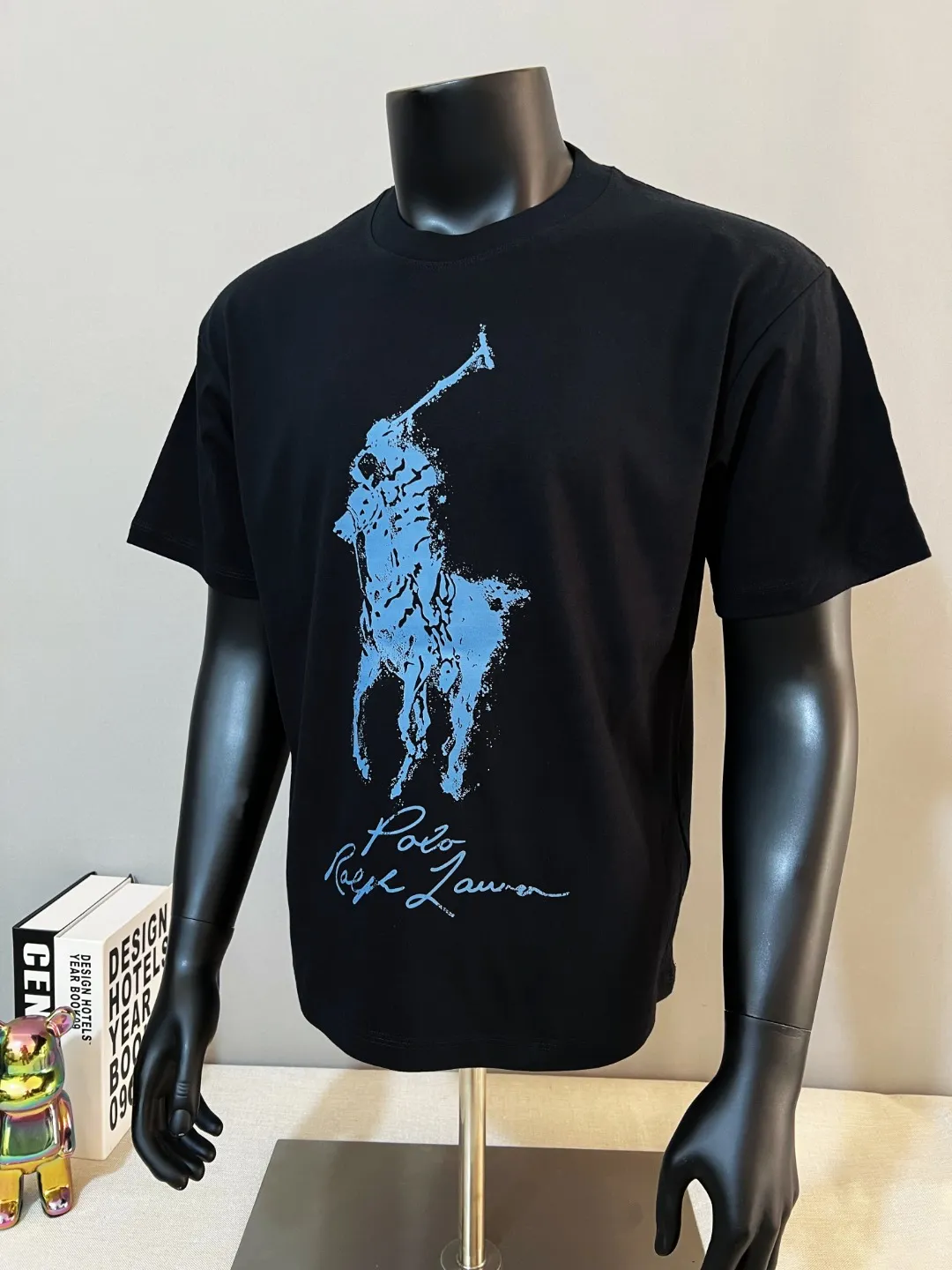 P140 Polo Ralph Lauren 2026ss spring and summer new style Equestrian Rider Nevis island printed round neck short-sleeved T-shirt; new products are available on the official website at the same time; strictly control the size of the LOGO; the color matching and color matching details are consistent with the official website; simple and fashionable style; select 240g double yarn pure cotton fabric; high specification tight threaded neckline; back body seaming and bone; pre-made high-temperature anti-shrinking process before leaving the factory; not easy to deform and shrink after washing; essential clothing for three seasons; color: black white, size XS-L (Can wear up to 200 pounds)